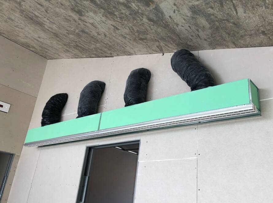 Lavorazione a contro soffitto per una villa con canali in pal e flessibile per i...