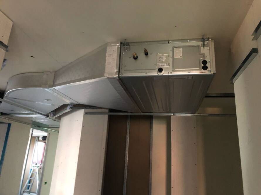 Lavorazioni in pannello a controsoffitto per uno studio dentistico con diramazio...
