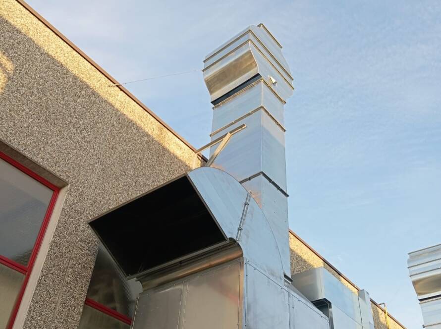 Installazione di tubazioni e cappelli anti-vento presso nostro cliente  

#impia...