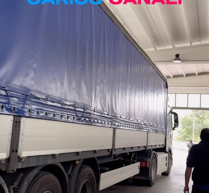 Inizia il carico per un cantiere grande quanto importante, più di 100 canali e a...